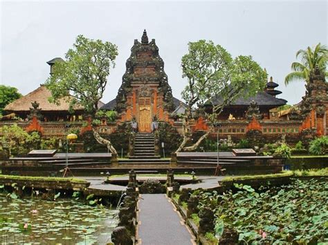 De Lotusvijver! Een meesterwerk van Jade-achtige harmonie en spirituele reflectie!