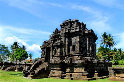 De Candi Ngawen: Een Monument van Vergane Glorie en Mystieke Vormen!