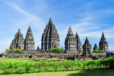 De Prambanan Tempel: Een Monumentale Oorsprong van Goddelijke Schoonheid!