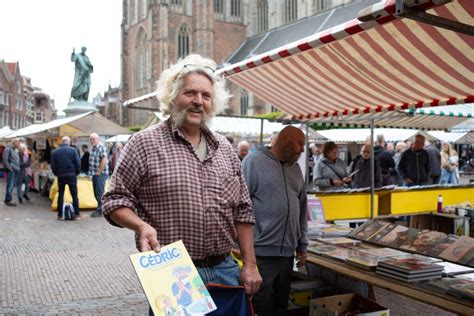  De Ruilmarkt bij de Tempel van Xiushan - Een Monumentale Afbeelding van Leven en Overvloed!