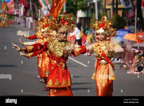  De Shimmering Sari van Sriwijaya: Een Ontwrichte Harmonische Dans van Licht en Vorm!