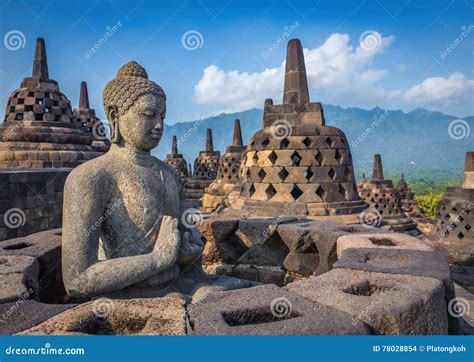  De Verhevene Tempel van Borobudur: Een Monumentale Ode aan De Boeddhistische Kosmos en Gedetailleerde Beeldenhouwkunst!